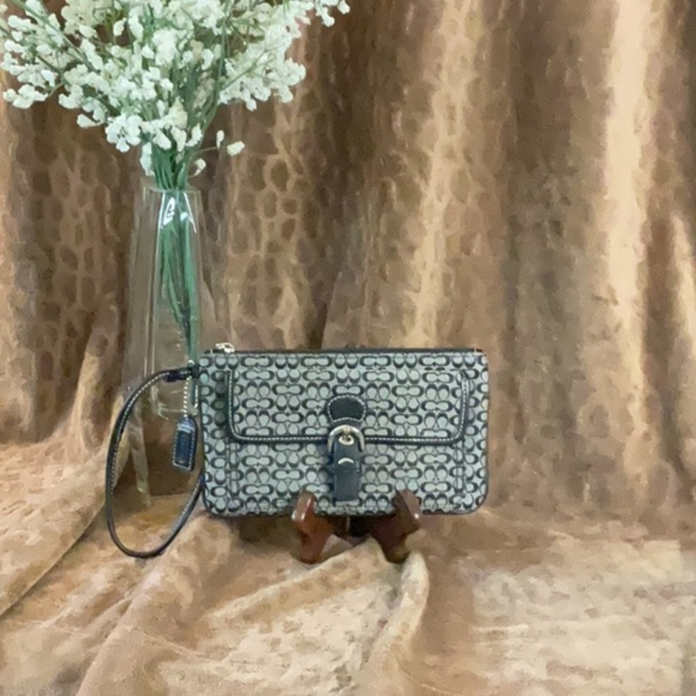 Vintage COACH Large Wristlet - Picture 1 of 8